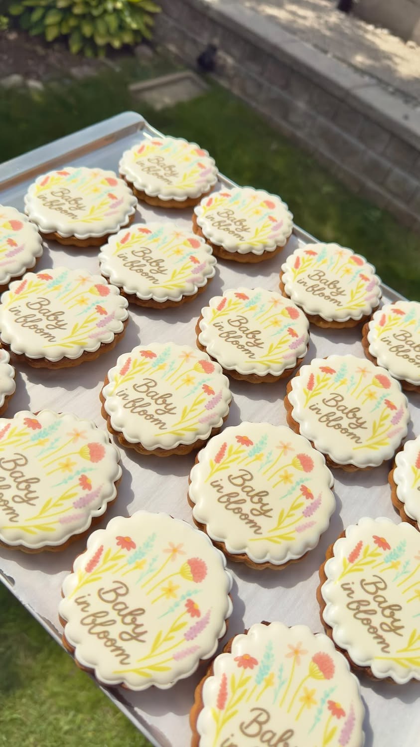 TEST sample: scalloped printed cookies with Baby in bloom floral design